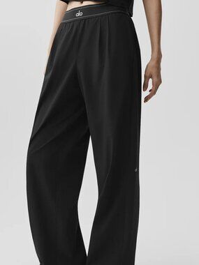Brand new Alo Yoga black wide-leg yoga trousers (Regular) with a minimalist styl